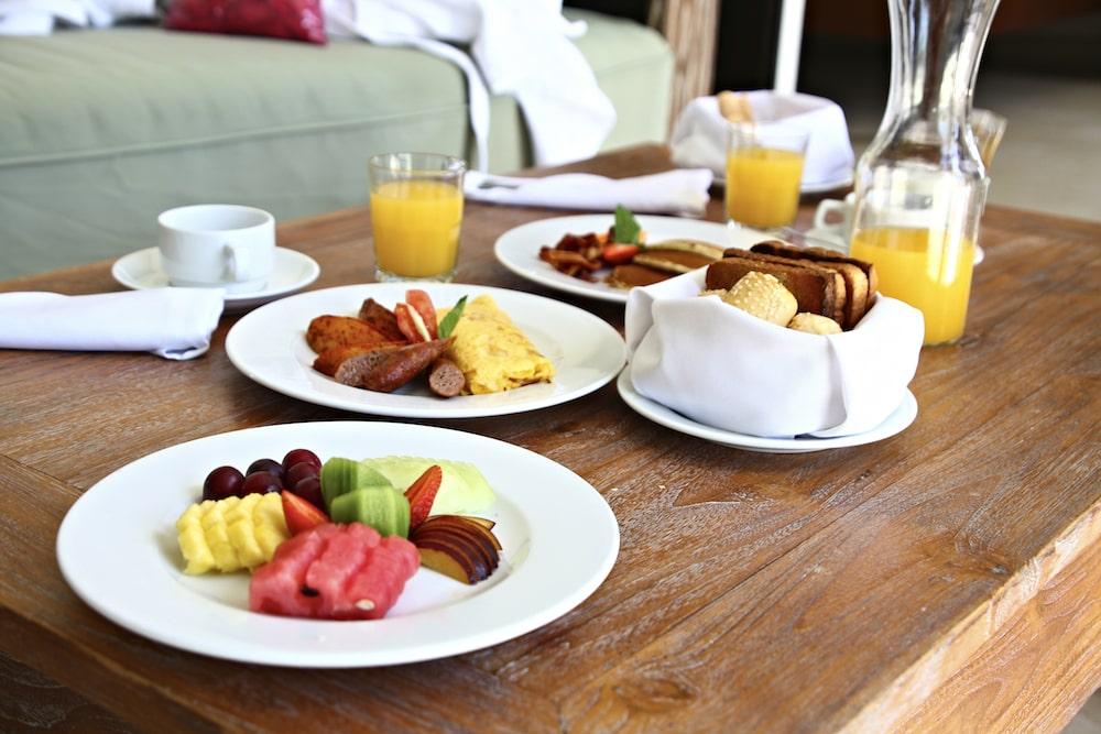 Room Service Sandos Playacar