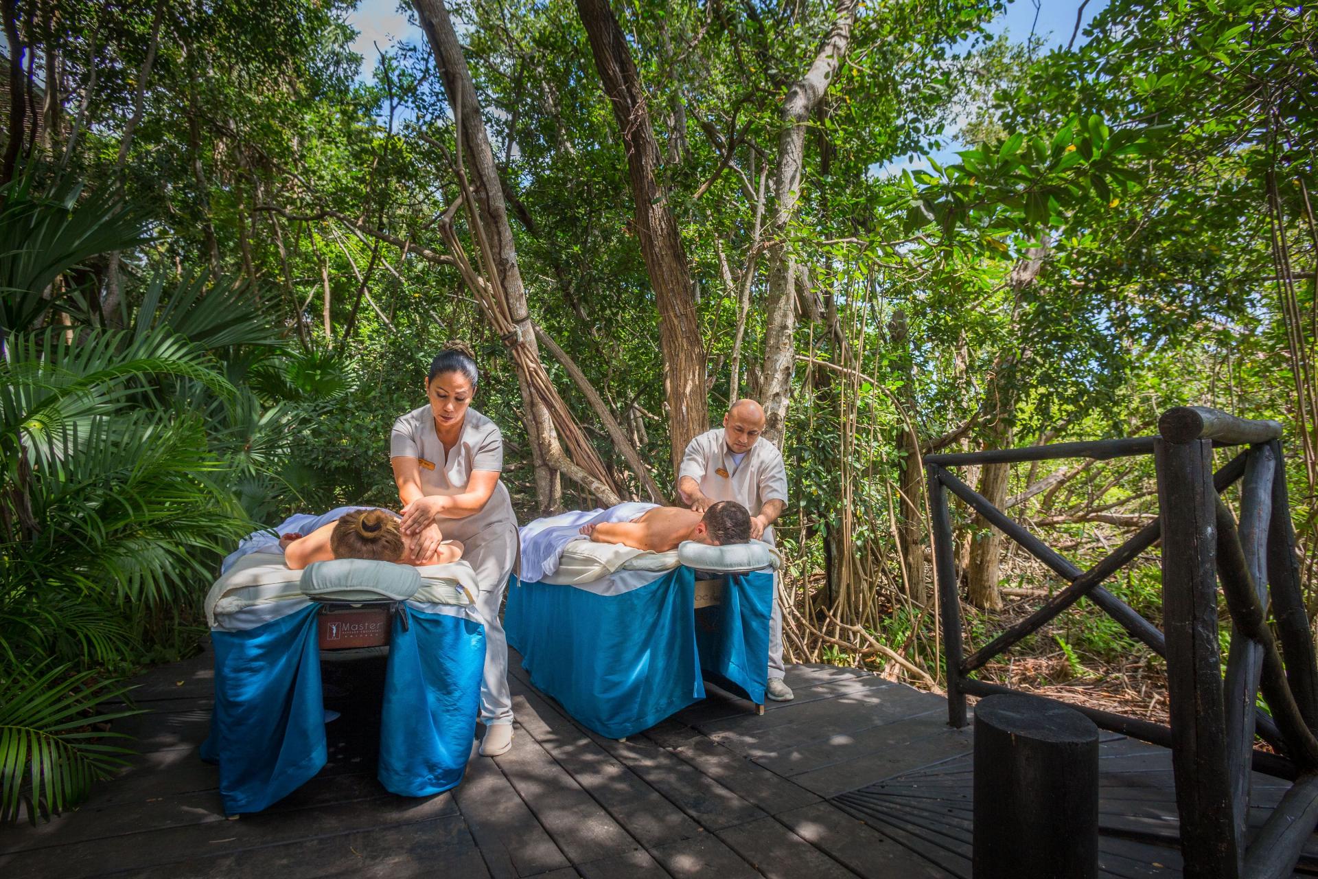 Massage in the jungle_Sandos Caracol
